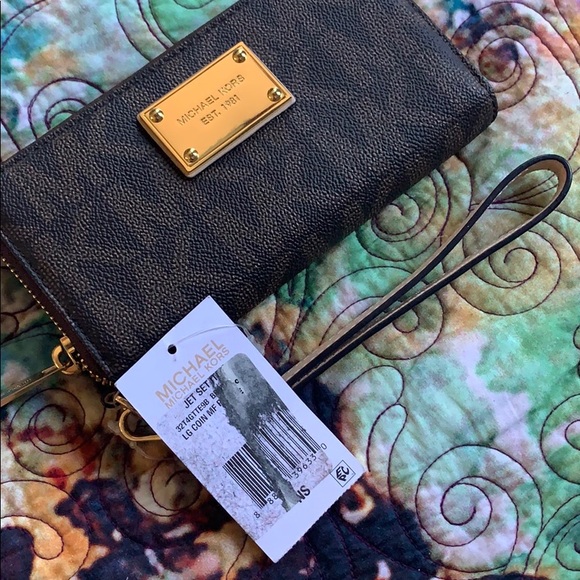 Michael Kors Handbags - BNWT Michael Kors Jet Set Wristlet